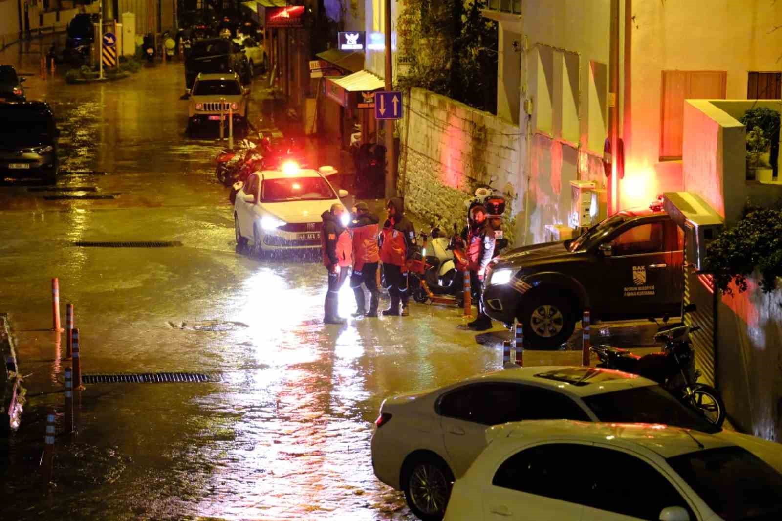 Meteoroloji Genel Müdürlüğünün uyarıları sonrası teyakkuza geçen Bodrum Belediyesi, ilgili