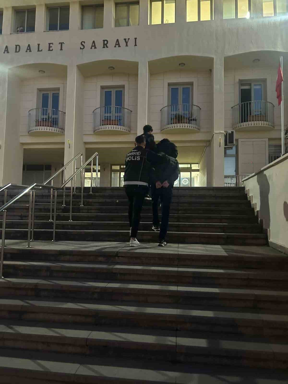 Muğla’nın Bodrum ilçesinde düzenlenen operasyonda, 8 kilogram skunk ele geçirildi,