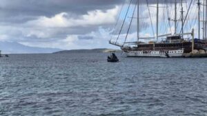 Muğla’nın Bodrum ilçesinde sahile izinsiz şekilde inşa edilen yapıların yıkımına