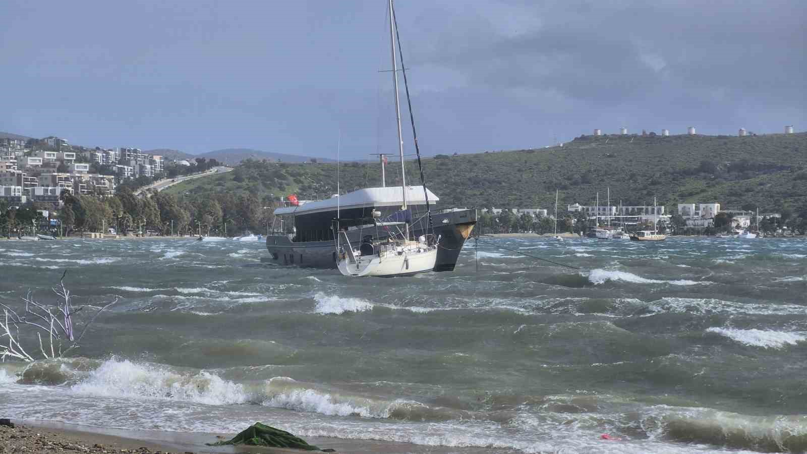 Muğla’nın Bodrum ilçesinde etkili olan kuvvetli fırtına sebebiyle tekneler karaya