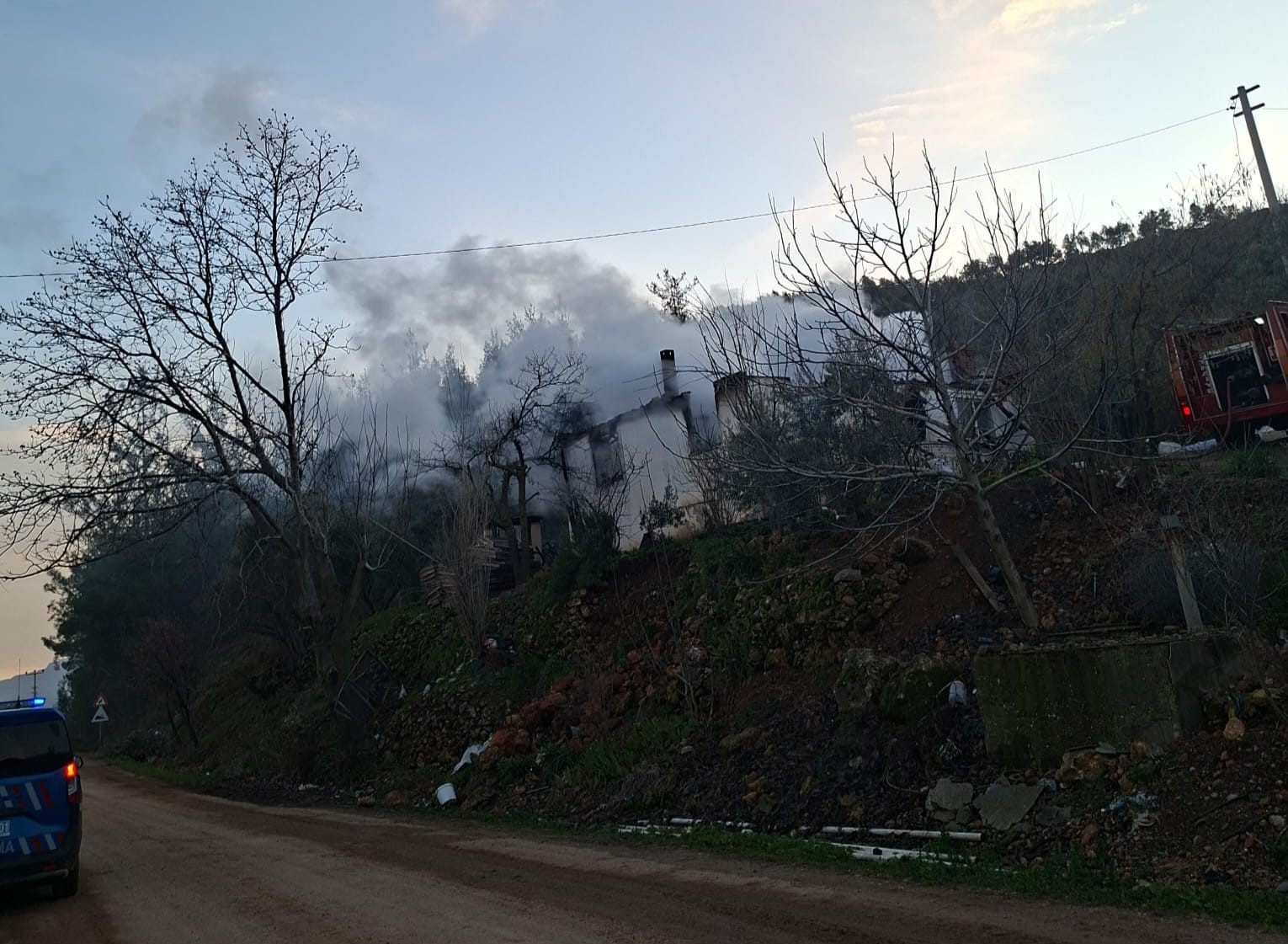 Muğla’nın Menteşe ilçesinde çıkan yangında müstakil ev küle dönerken, şans