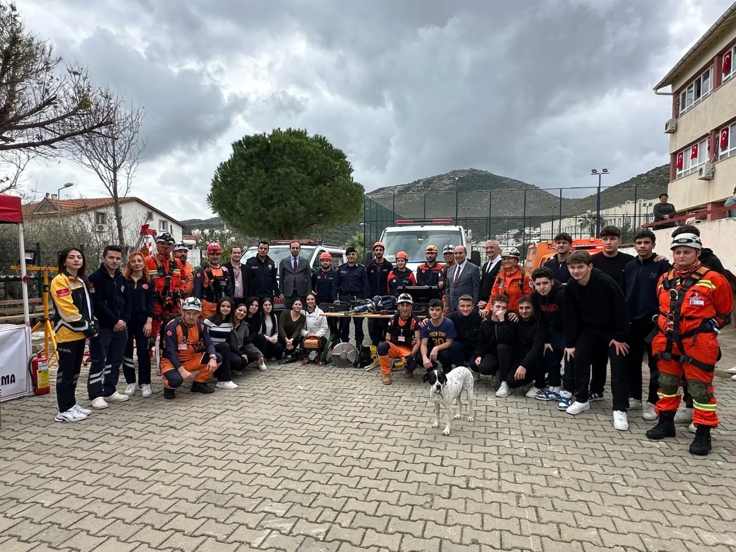 Muğla’nın Datça ilçesinde Şehit Ersoy Yorulmaz Anadolu Lisesi’nde deprem tahliye