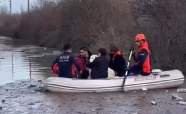 Muğla’nın Menteşe ilçesinde dere yatağında mahsur kalan 5 kişi ile