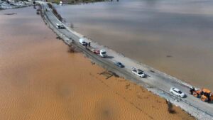 Fethiye-Antalya kara yolunda su baskını nedeniyle ulaşım kontrollü olarak sağlanırken,