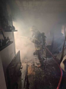 Fethiye’nin Cami Mahallesi’nde tek katlı bir evde yangın çıktı. Ekiplerin