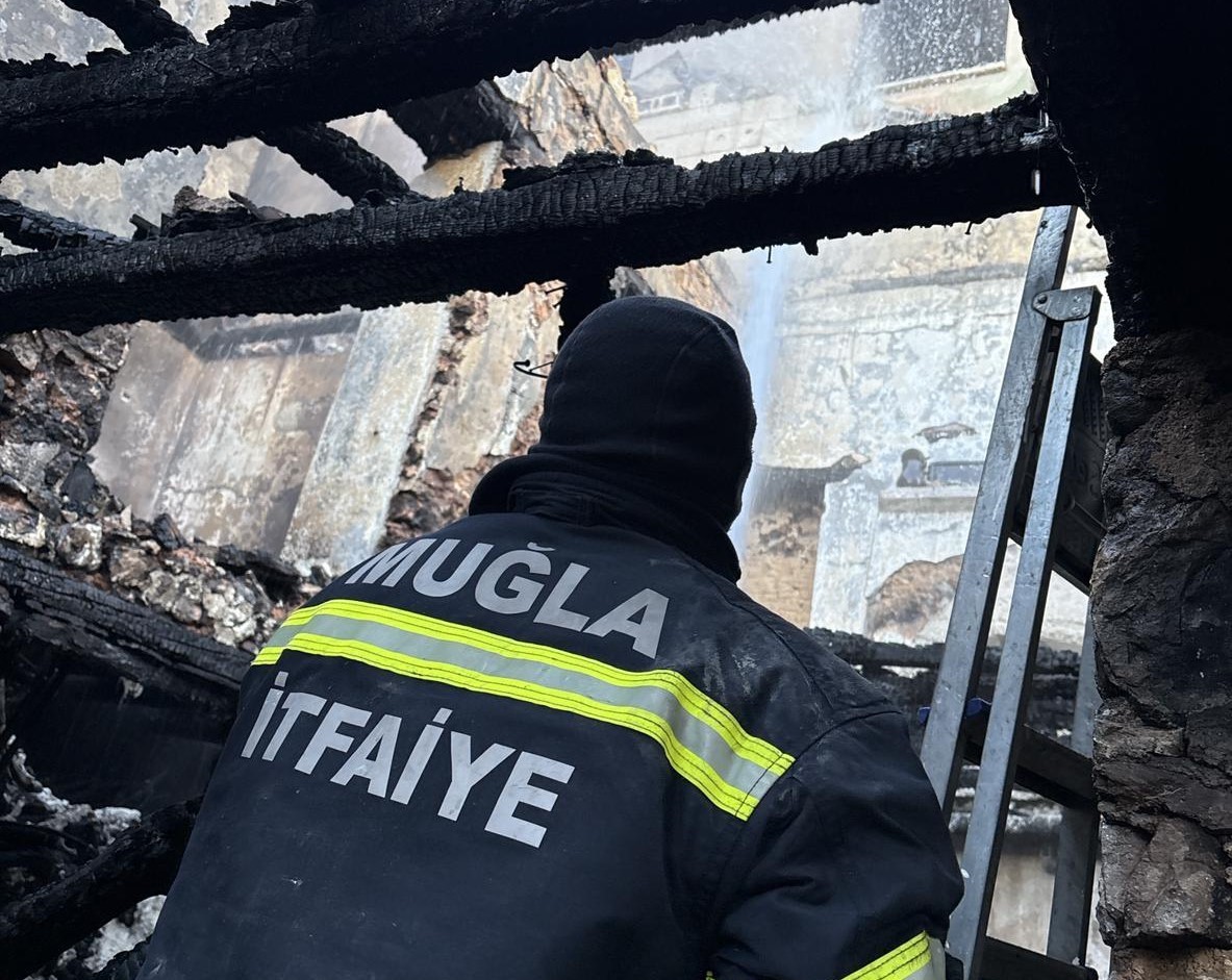 Muğla’nın Fethiye ilçesi İncirköy Mahallesi’nde çıkan ev yangınında 85 yaşındaki