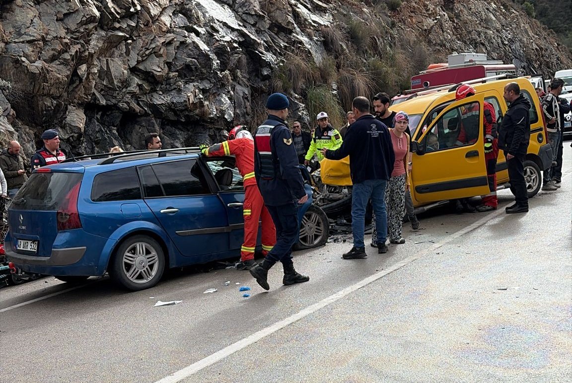 Fethiye’de Üzümlü yolu üzerinde meydana gelen trafik kazasında 1’i ağır