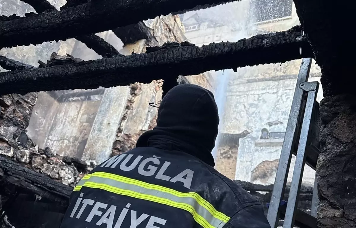 Muğla'nın Fethiye ilçesinde bir evde çıkan yangında 1 kişi hayatını