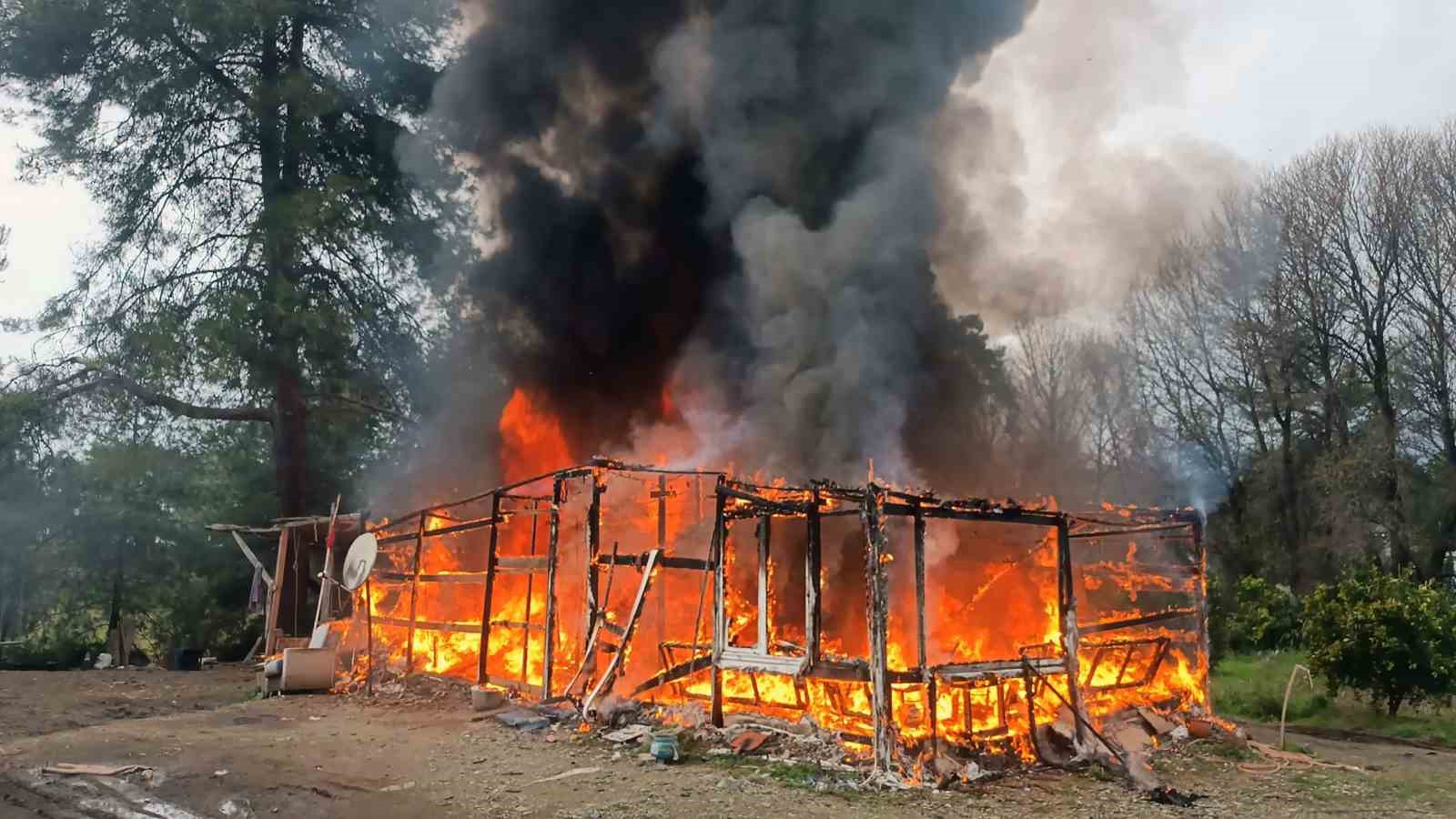 Muğla’nın Köyceğiz ilçesi Beyobası kavşağı mevkiinde hasır üretimi yapılan evde