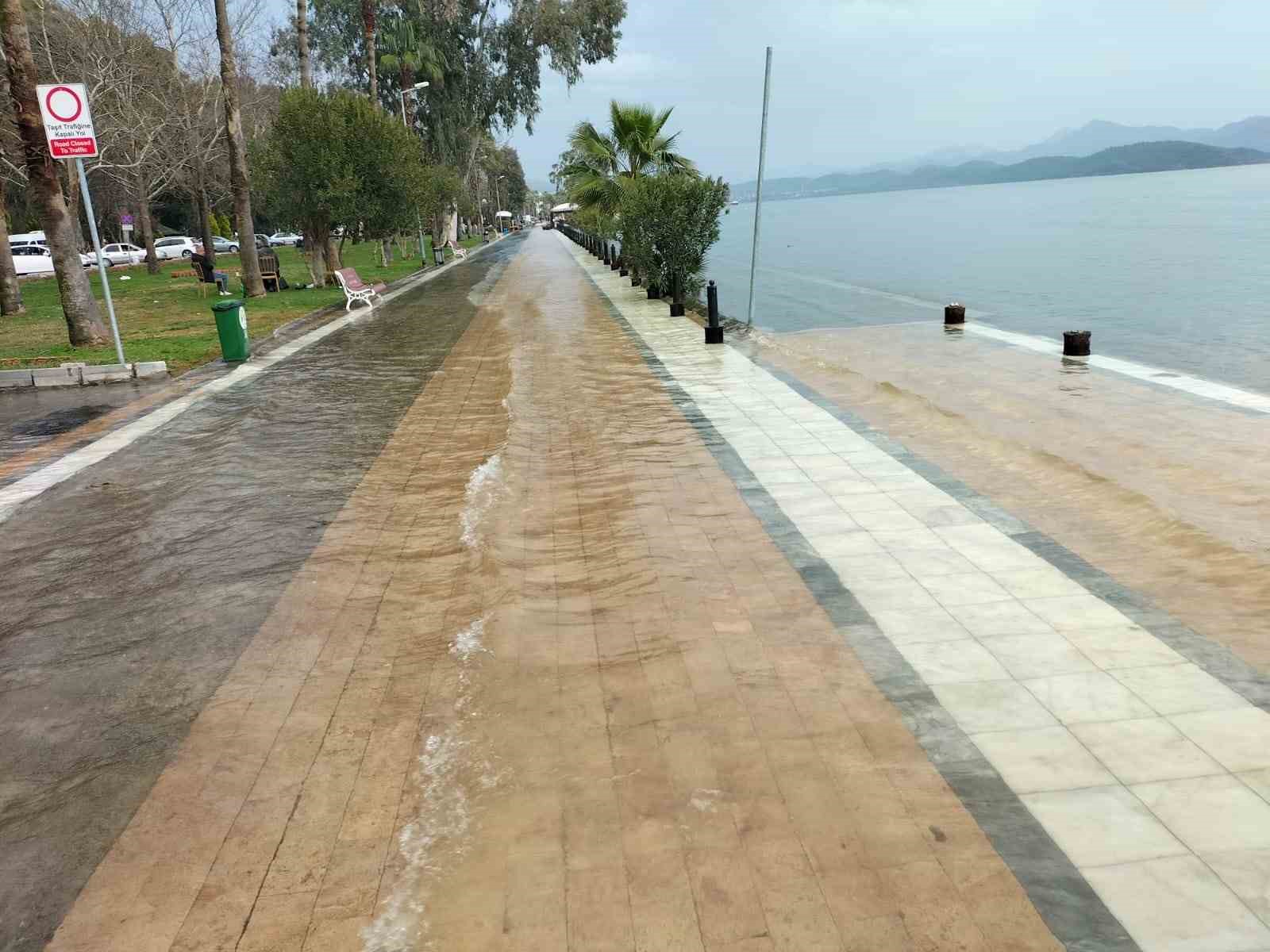 Muğla’nın Köyceğiz ilçesinde etkili olan sağanak yağışlar sonrasında su seviyesi