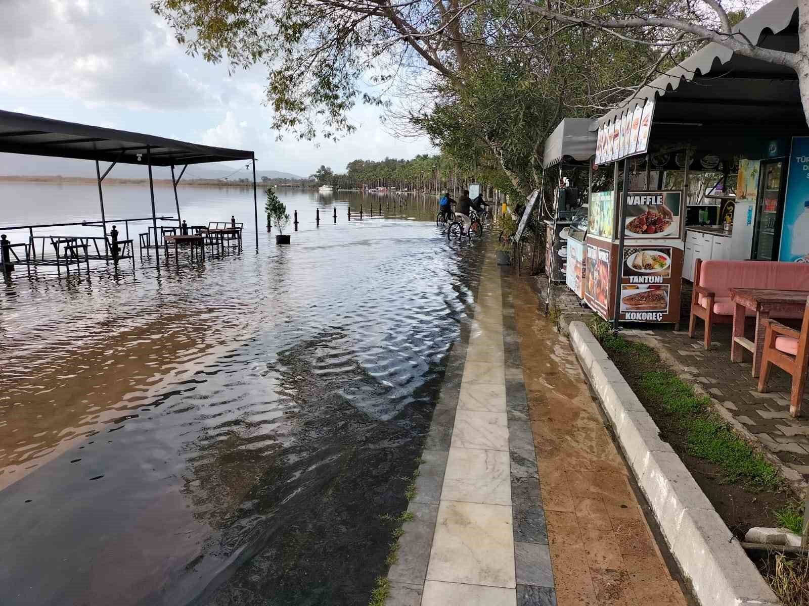 Muğla’nın Köyceğiz ilçesinde gölün yağmur suları ile seviyesi yükselince kordonda