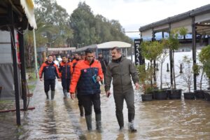 Muğla’nın Köyceğiz ilçesinde etkili olan yoğun yağışın ardından gölün taşması