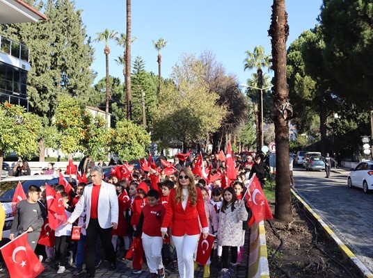 Muğla’nın Köyceğiz ilçesinde Türk Bayrağı ile ‘Bayrak Sevgisi’ yürüyüşü gerçekleştirildi.