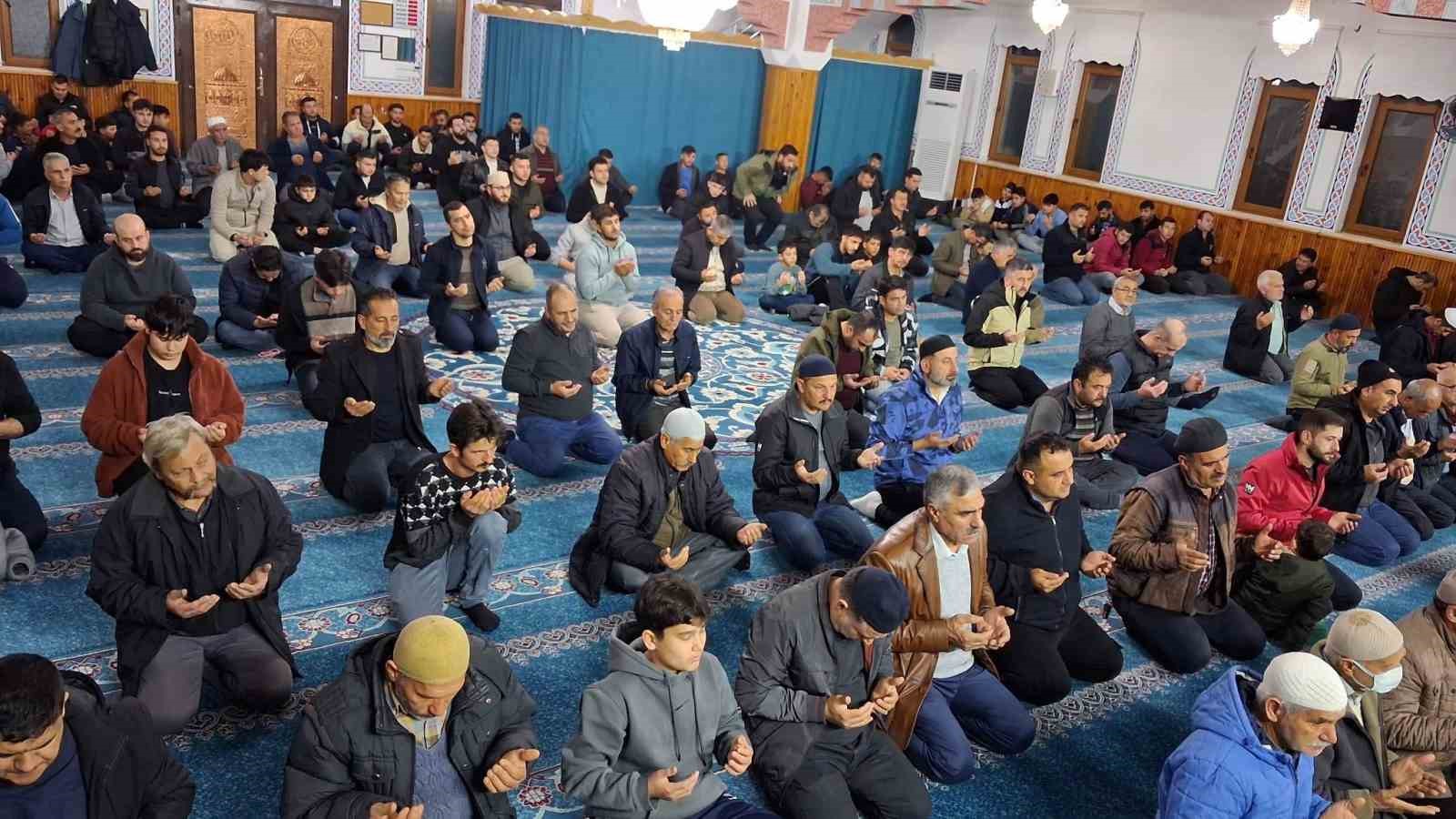 Muğla’nın Köyceğiz ilçesinde Ramazan ayının müjdecisi olan Berat Kandili, coşku