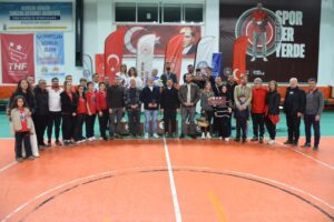 Muğla’nın Köyceğiz ilçesinde düzenlenen "Çiftler Yarışıyor Floor Curling Turnuvası" ödül