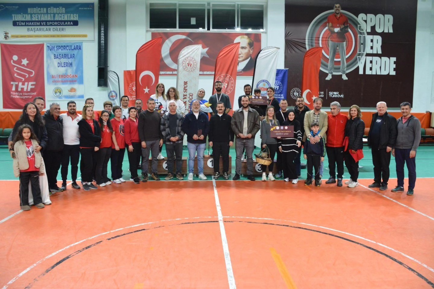 Muğla’nın Köyceğiz ilçesinde düzenlenen "Çiftler Yarışıyor Floor Curling Turnuvası" ödül