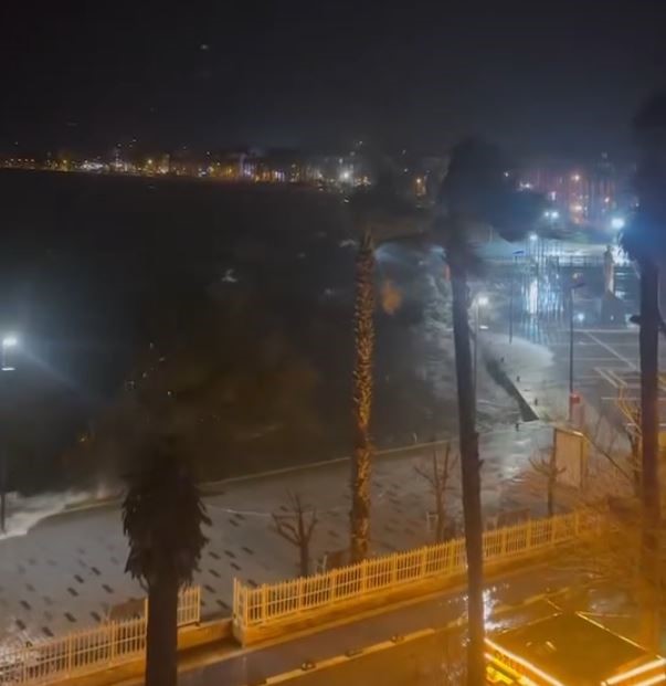 Muğla’nın Marmaris ilçesinde etkili olan lodos denizi taşırdı, dalgalar metrelerce