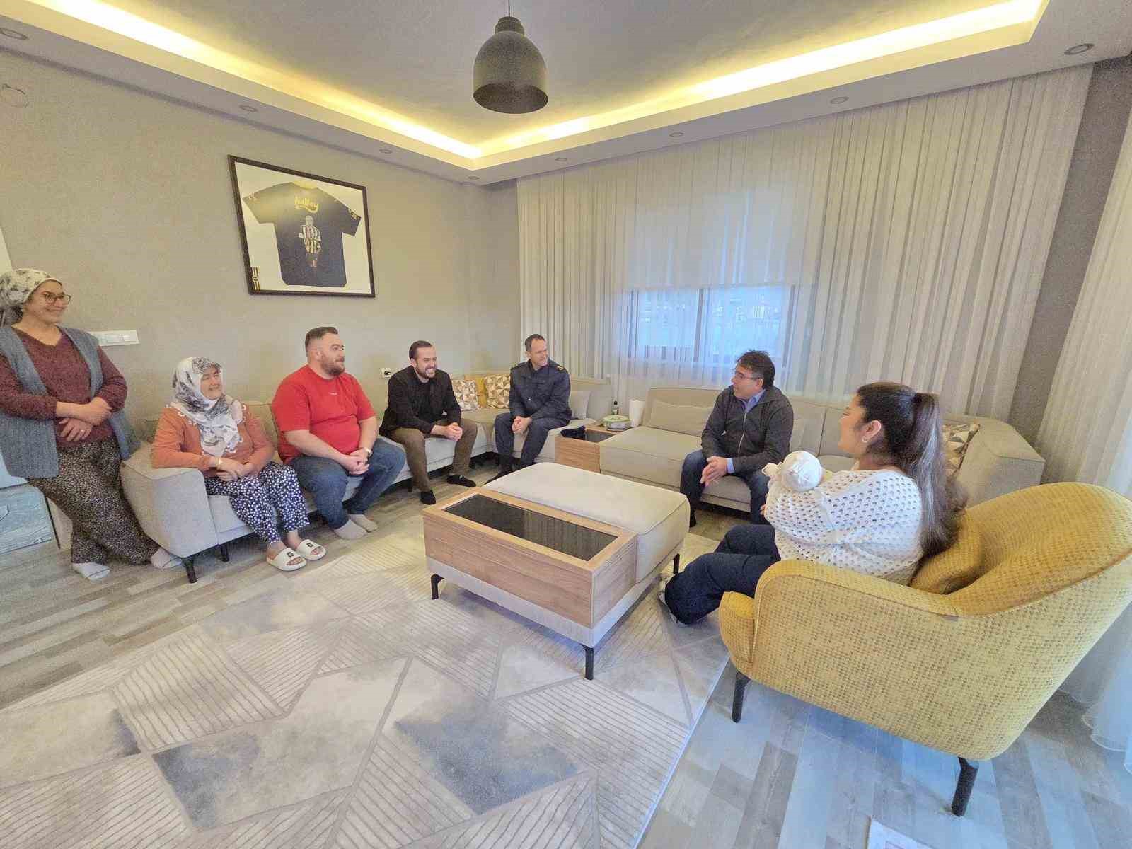 Marmaris Kaymakamı Nurullah Kaya Hisarönü’nde yeni doğan bebekleri için ailelerini