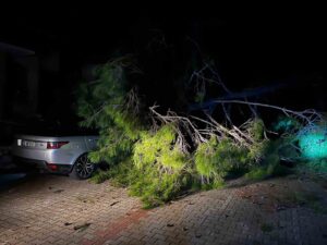 Muğla’nın Marmaris ilçesinde etkili olan şiddetli fırtına hayatı olumsuz etkiledi.