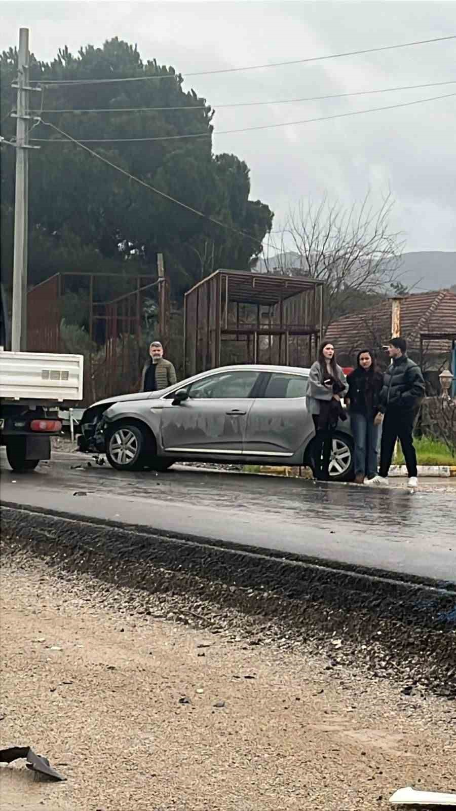 Muğla’nın Marmaris ilçesi Hisarönü Mahallesi’ne bağlı Değirmenyanı mevkiinde otomobil ile