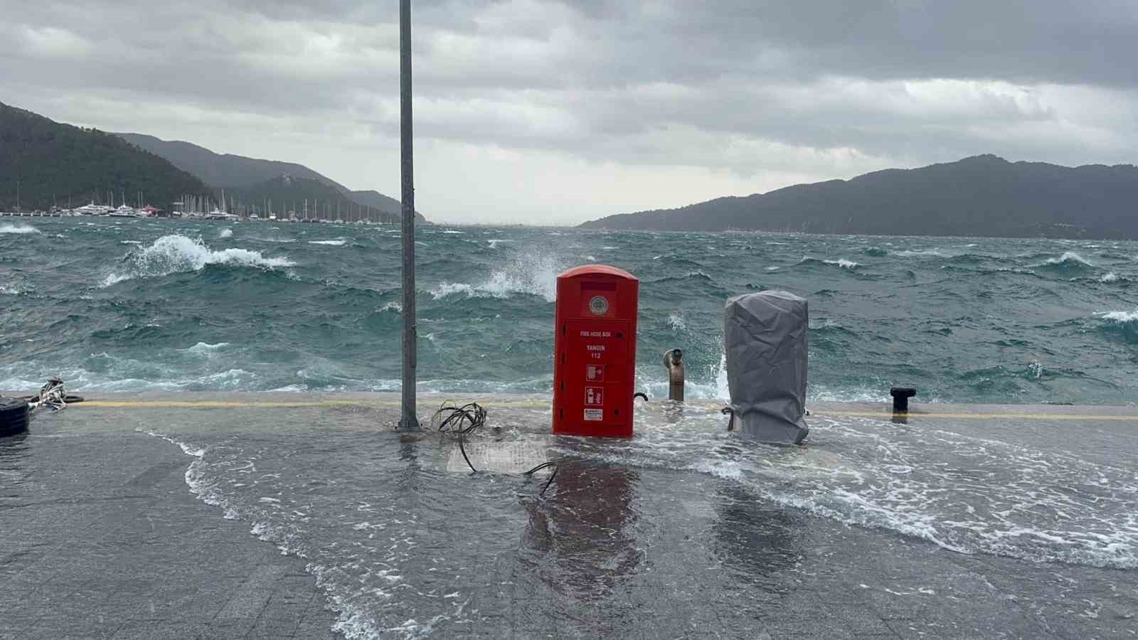 Muğla’nın Marmaris ilçesinde akşam saatlerinde etkili olan kuvvetli lodosla birlikte