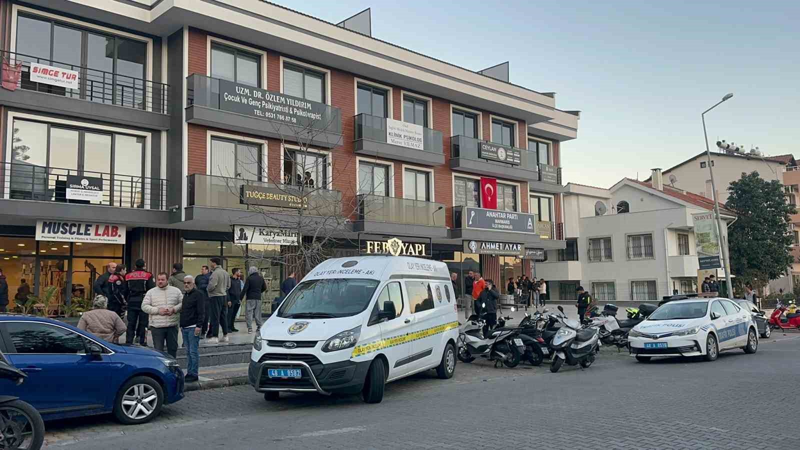 Muğla’nın Marmaris ilçesinde çıkan silahlı kavgada 2 kişi silahla vurularak