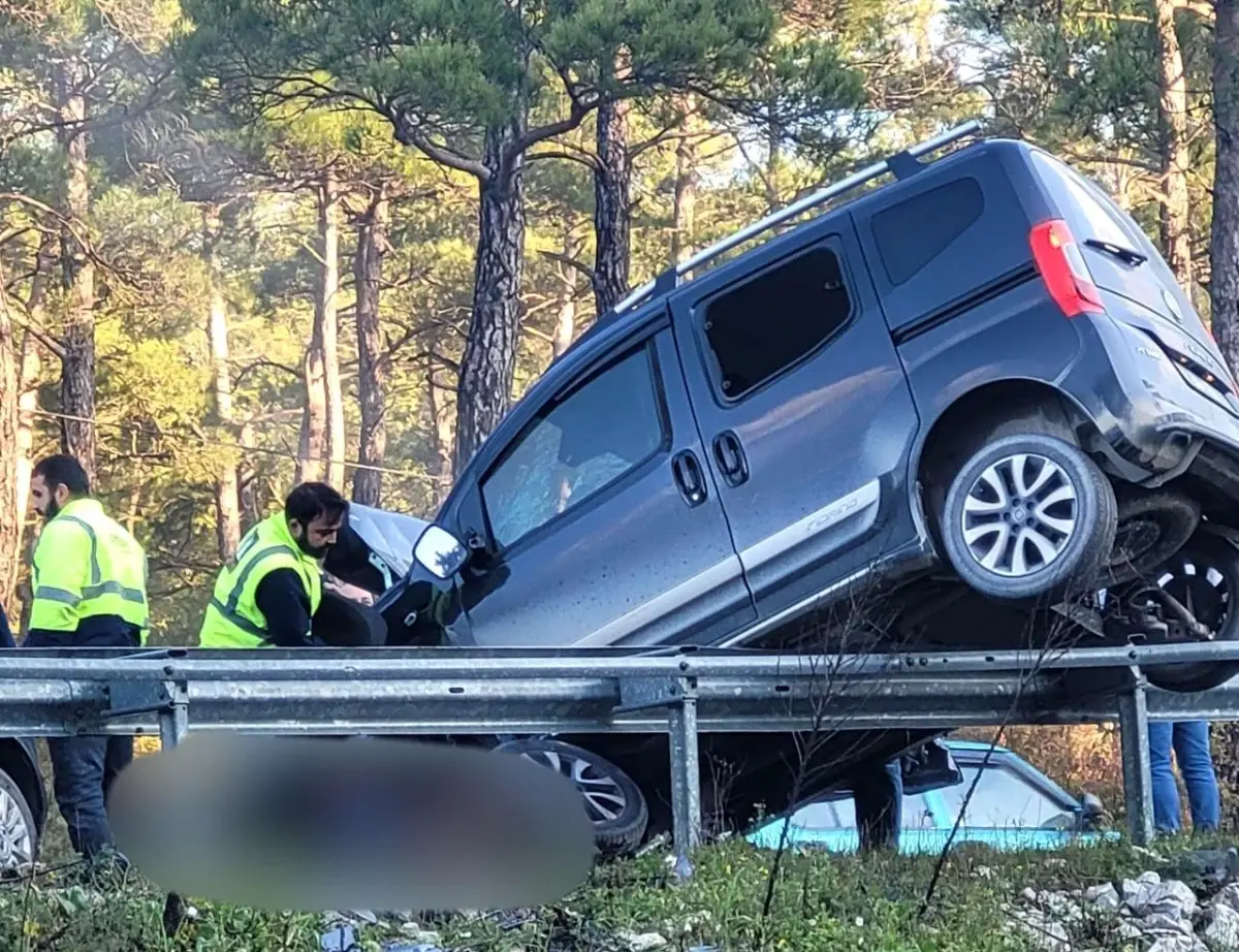 Muğla'nın Marmaris ilçesinde meydana gelen trafik kazasında ticari araç ile