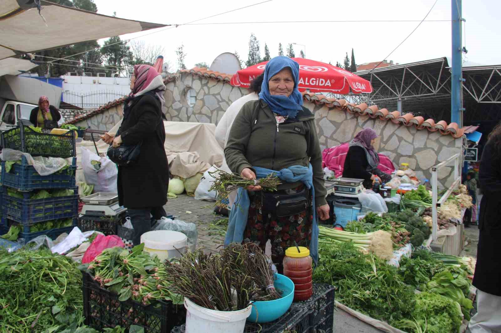 Muğla’nın Menteşe ilçesinde kurulan Perşembe Pazarı’nda baharın habercisi olarak bilinen
