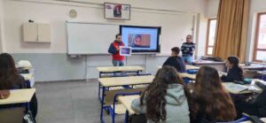 Gençlerin sanatsal yeteneklerini sergilemelerine ve kendilerini ifade etmelerine imkan tanıyan