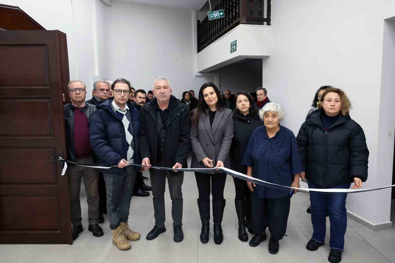 Kahramanmaraş merkezli depremlerin 3. yıl dönümünde, felaketzedelerin acısını tuvale aktaran