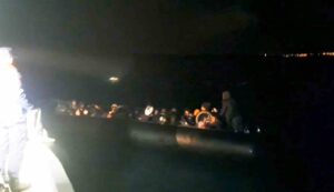 Muğla’nın Milas ilçesi a açıklarında hareket halindeki lastik bot içinde