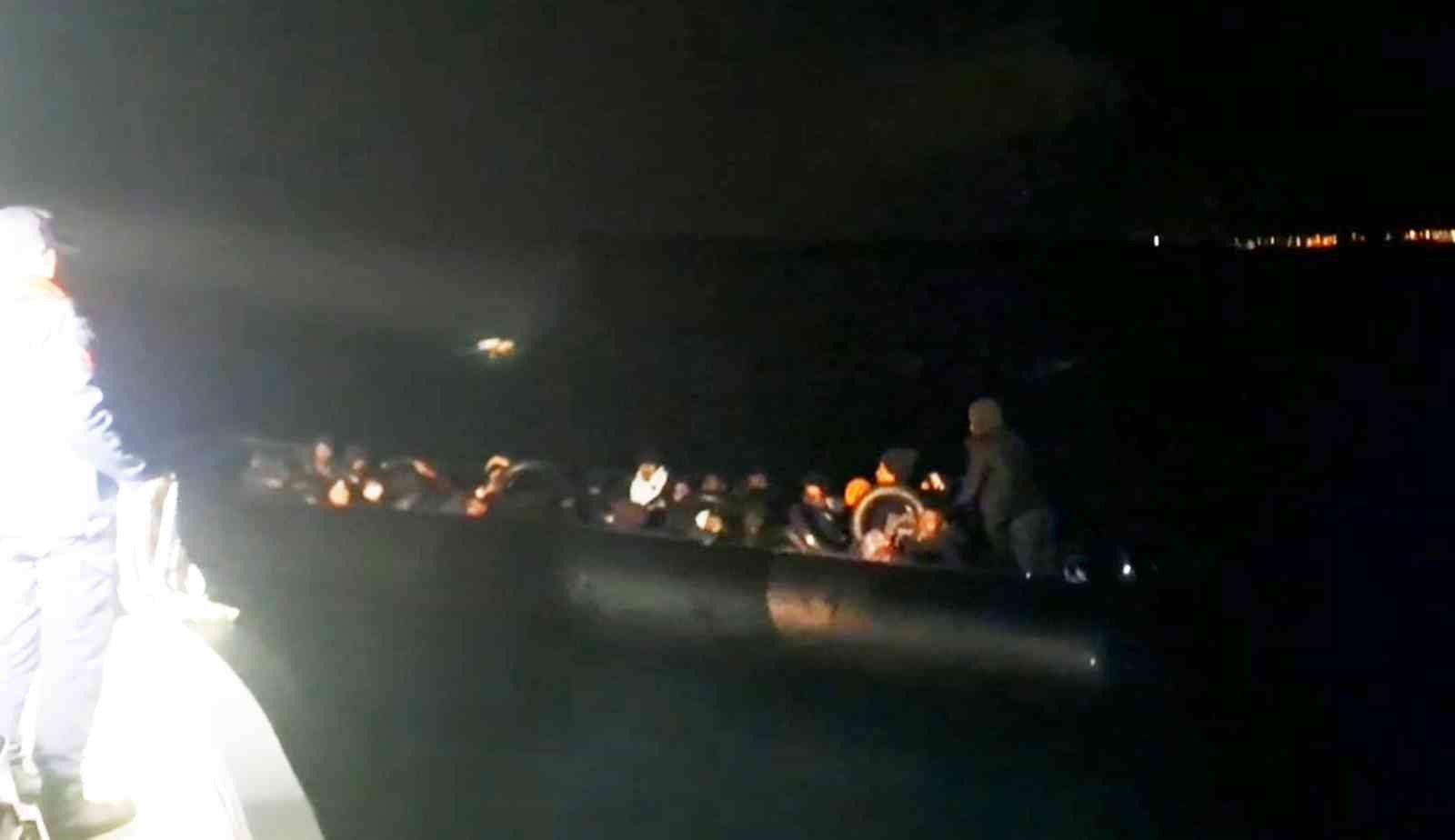 Muğla’nın Milas ilçesi a açıklarında hareket halindeki lastik bot içinde