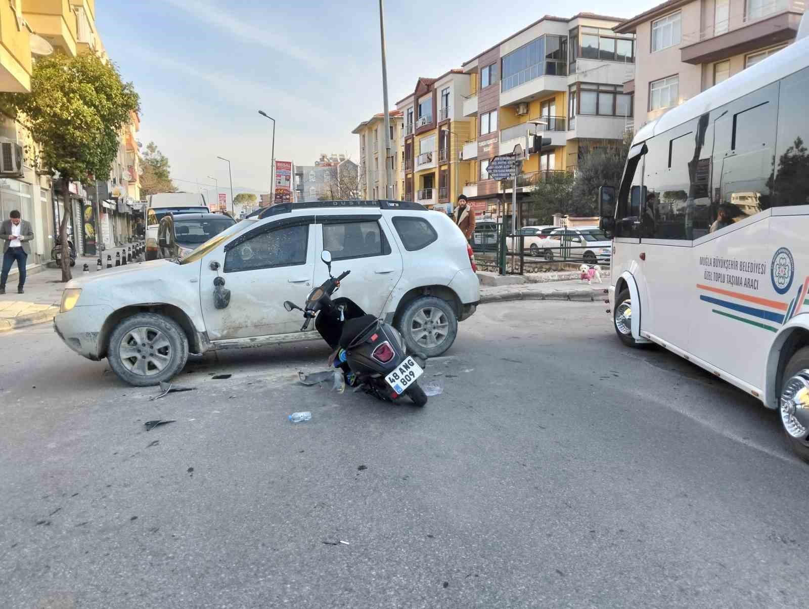 Muğla’nın Milas ilçesinde otomobil ile motosikletin çarpışması sonucu meydana gelen