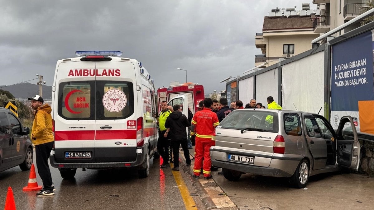 Fethiye ilçesinde duvara çarpan otomobildeki yolcu hayatını kaybederken 2 kişi