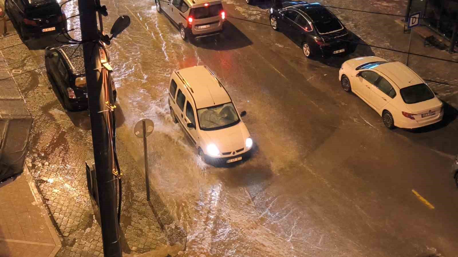 Muğla’nın Menteşe ilçesinde sağanak yağış etkili oldu, bazı sokaklarda su