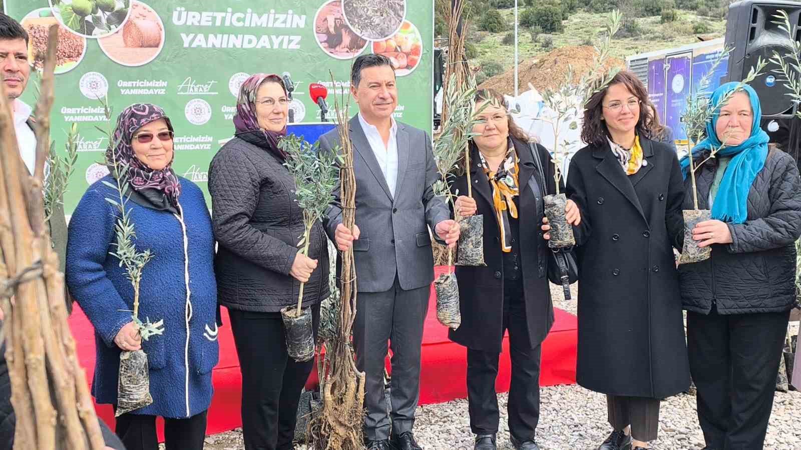 Muğla Büyükşehir Belediyesi tarafından düzenlenen "Her Kapıda Bir Fidan" projesi