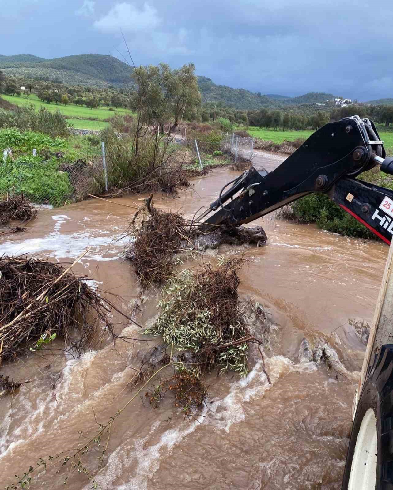 Muğla’da devam eden sağanak yağışlarda birçok bölgede taşkın ve sel
