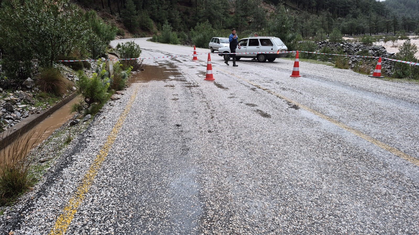 Muğla genelinde gece saatlerinden itibaren etkisini artıran şiddetli sağanak yağış