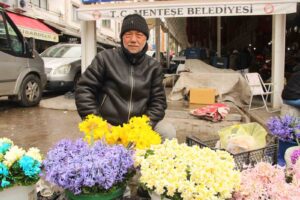 Muğla’nın Menteşe ilçesinde kurulan semt pazarında baharın habercisi nergis ve