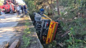Muğla’nın Bodrum ilçesinde otomobile çarpıp şarampole devrilen vincin sürücü yaralandı.