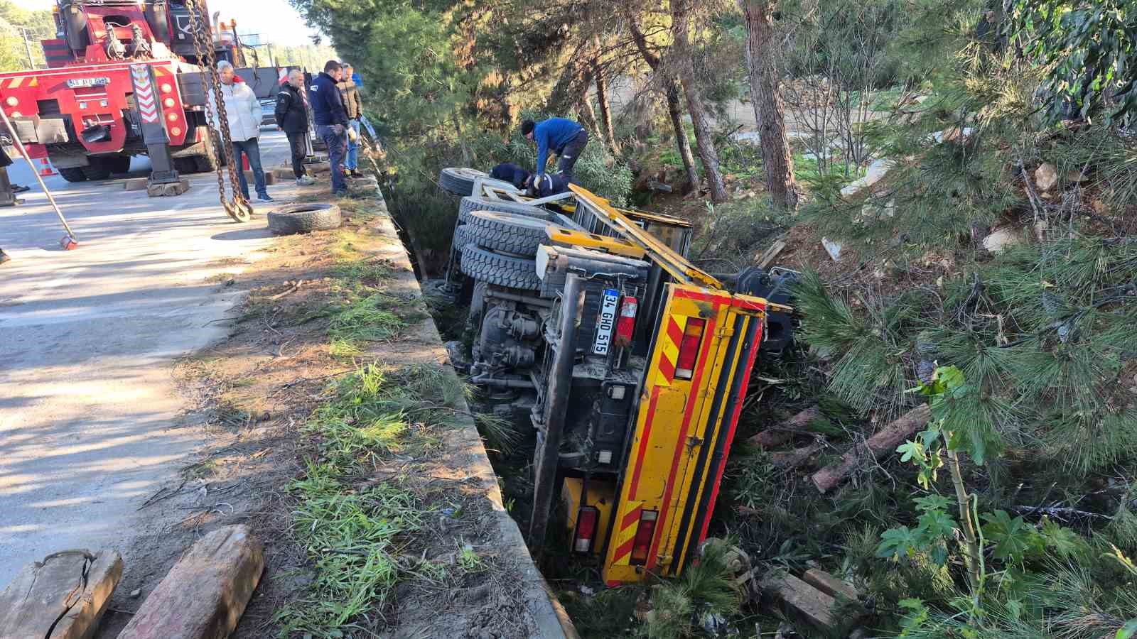 Muğla’nın Bodrum ilçesinde otomobile çarpıp şarampole devrilen vincin sürücü yaralandı.