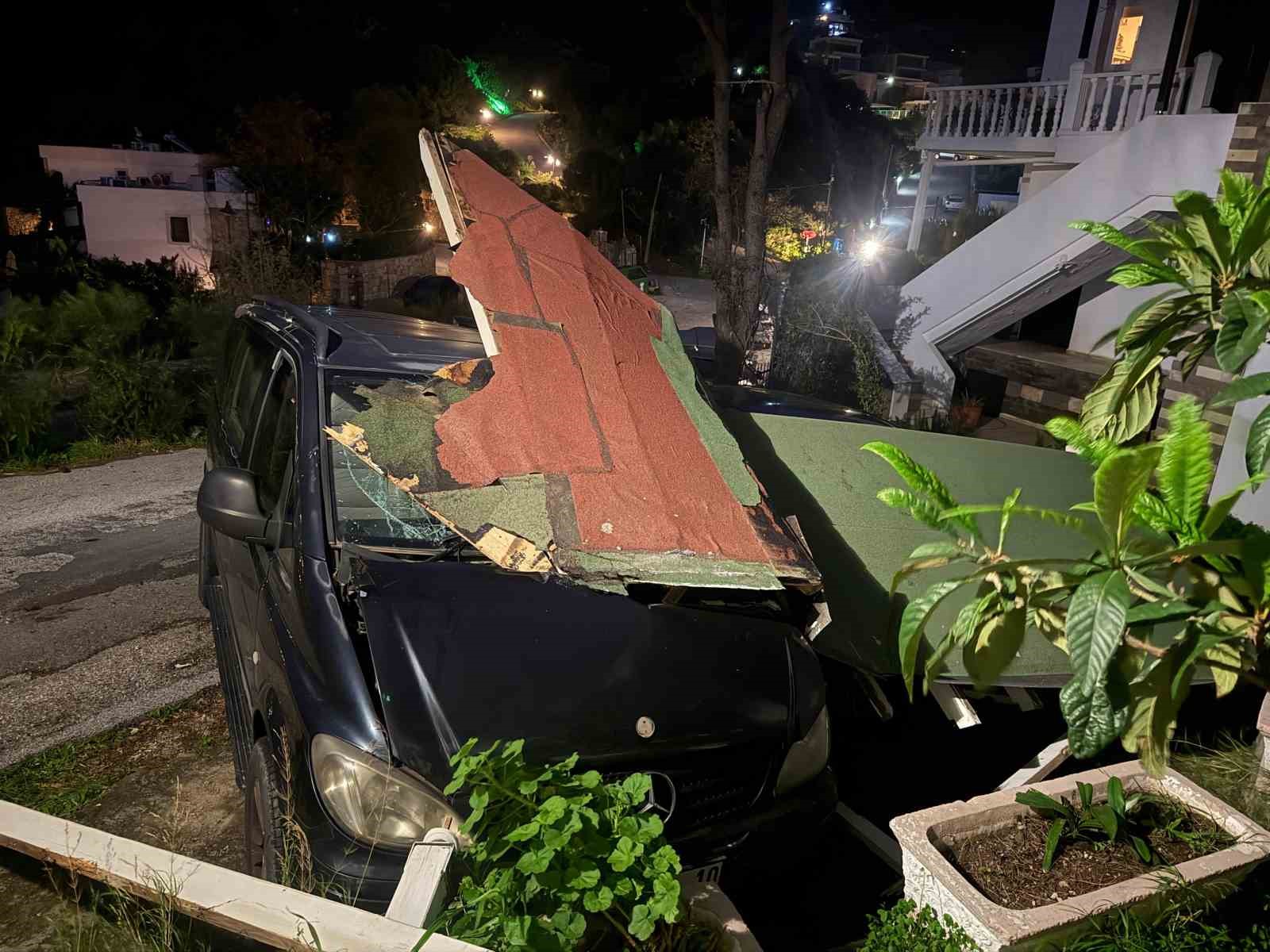 Muğla’nın Bodrum ilçesinde etkili olan fırtınada yerinden kopan sundurma, park