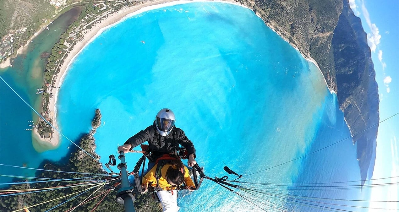 Muğla'nın Fethiye ilçesindeki dünyaca ünlü Ölüdeniz, iki gündür etkili olan