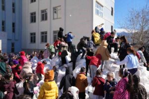 Muğla’nın Seydikemer ilçesinde Belediye Başkanı B.Önder Akdenizli, küçük çocuğun kar