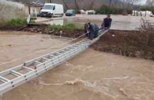 Muğla’nın Seydikemer ilçesinde sel suları içerisinde mahsur kalan vatandaşları itfaiye