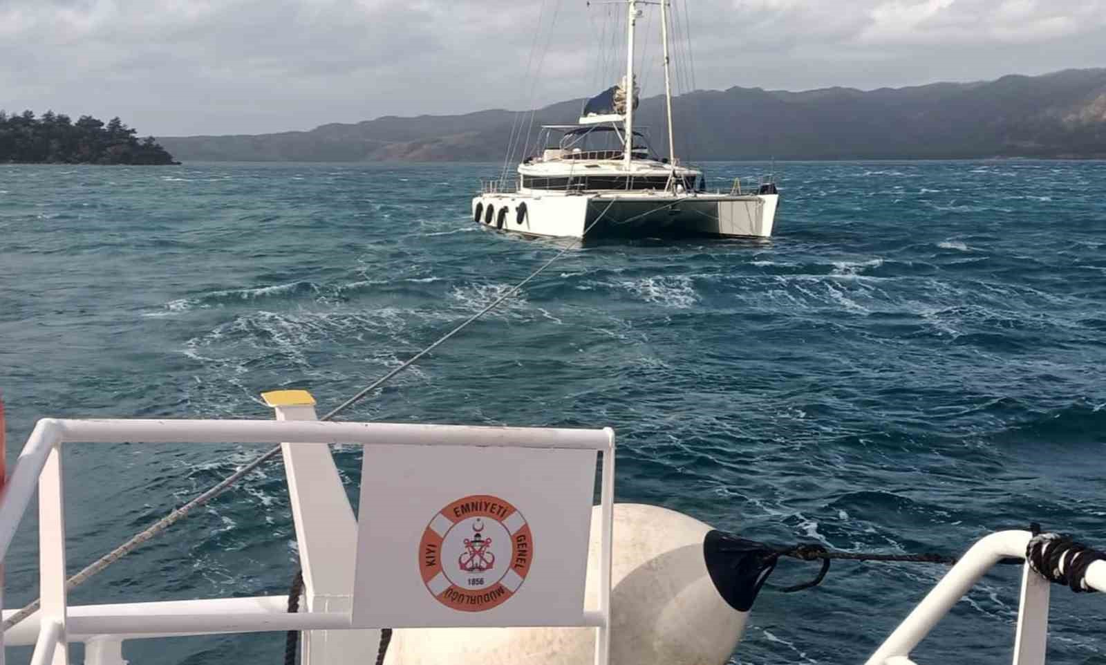 Muğla’nın Marmaris ilçesi açıklarında makine arızası yapan 24 metre uzunluğundaki