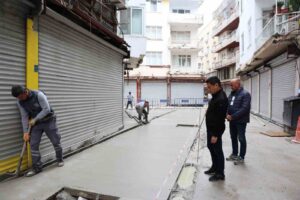 Marmaris Çarşı’da devam eden çalışmaları yerinde inceleyen Belediye Başkanı Acar