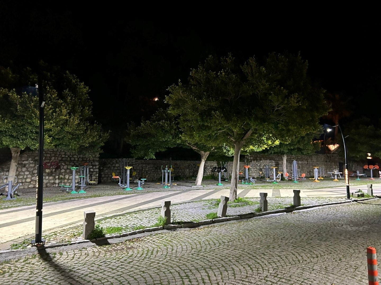 Bodrum Belediyesi ekipleri, ilçe genelinde gerçekleştirdiği iyileştirme ve yenileme çalışmalarına