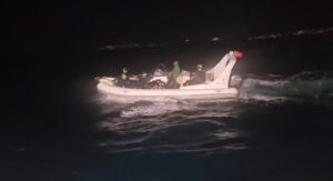 Muğla’nın Bodrum ilçesi açıklarında durdurulan lastik botta 21 düzensiz göçmen