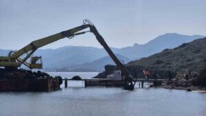 Muğla’nın Bodrum ilçesinde izinsiz şekilde yapılan kaçak iskelelerin yıkımına başlandı.